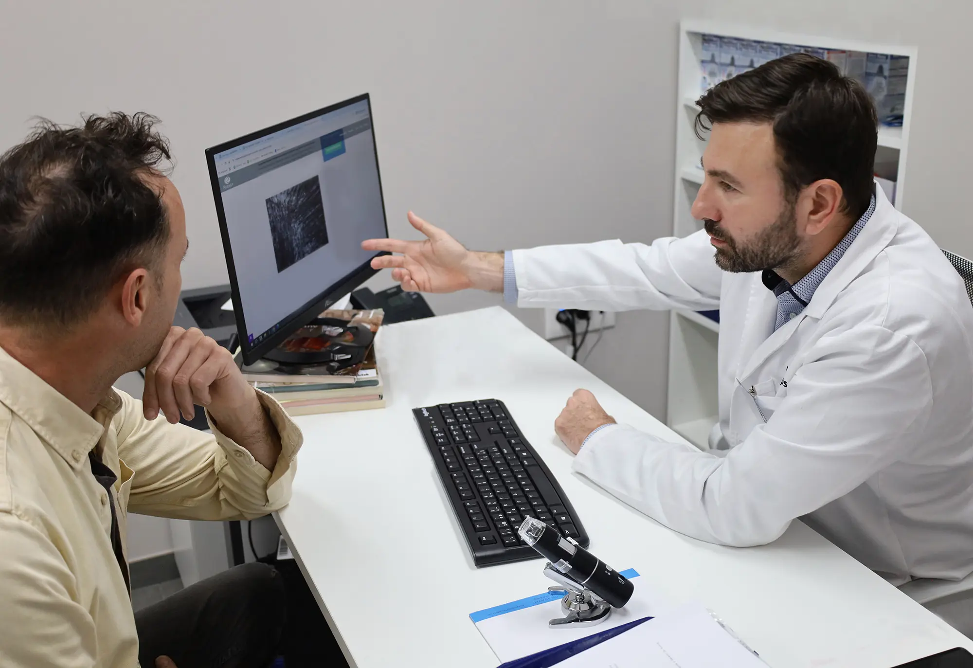 Dr. Leonidas Alevizos en consulta en la clínica Estética Sur de Sevilla